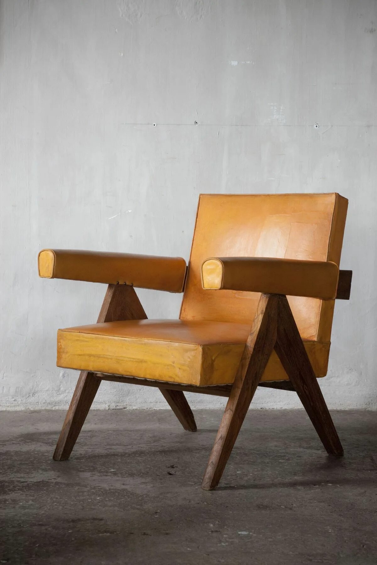 Whom chair. Пьер Жаннере кресло. Стул Пьер Жаннере. Кресло Jeanneret. Pierre Jeanneret стул.