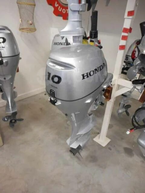 Honda bf 10 шильда. Мотор хонда 10. Мотор хонда 10 л. 9. Honda bf10dk2 shu.