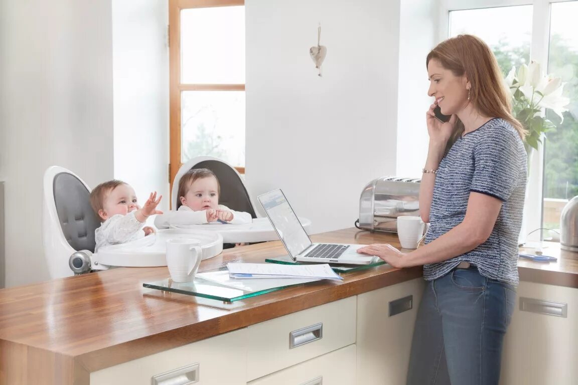 Работа в интернете на дому 2024. Мама в декрете. Работа дома. Мама за компьютером. Деловая мама.