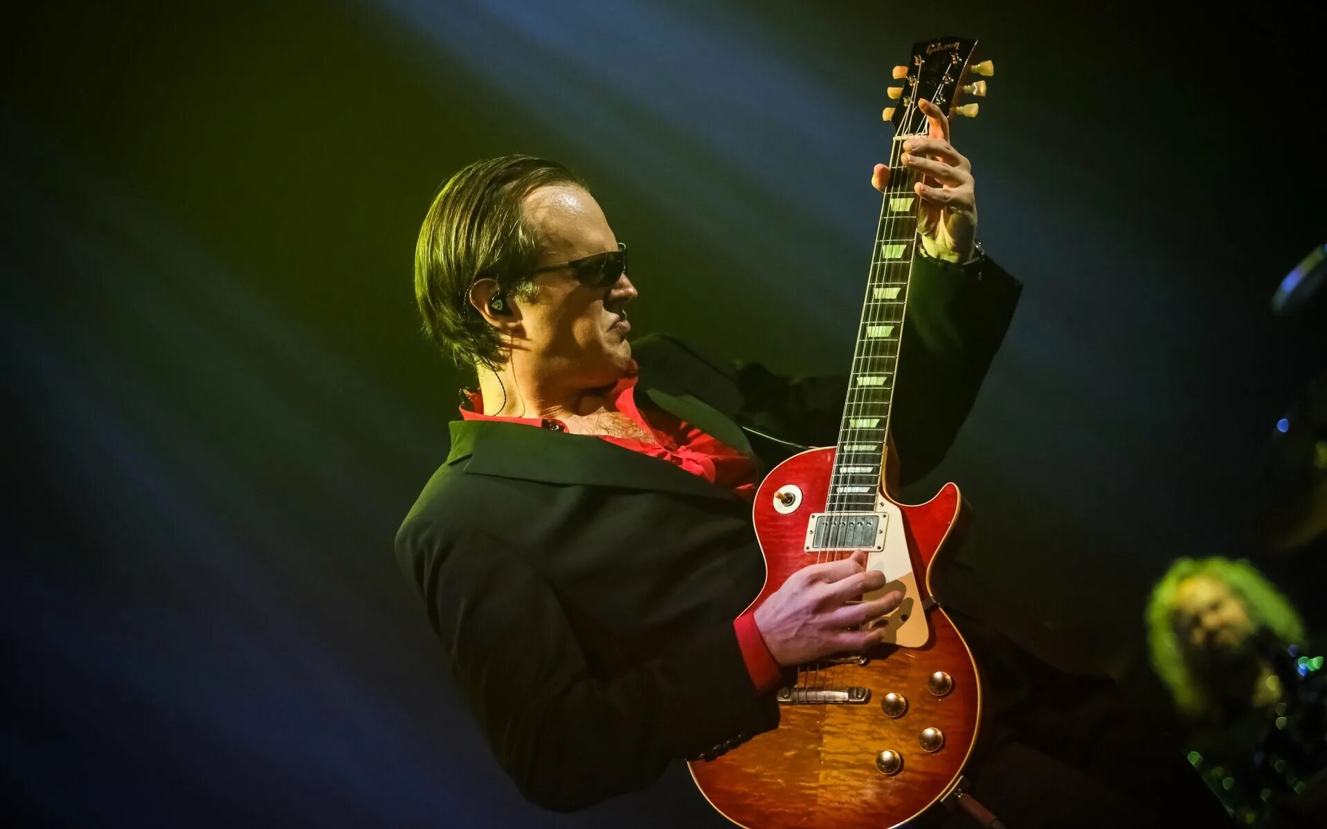 Joe Bonamassa. Joe Bonamassa фото. Joe Bonamassa гитары. Бас гитарист с Джо Бонамасса. Блюз джо бонамасса