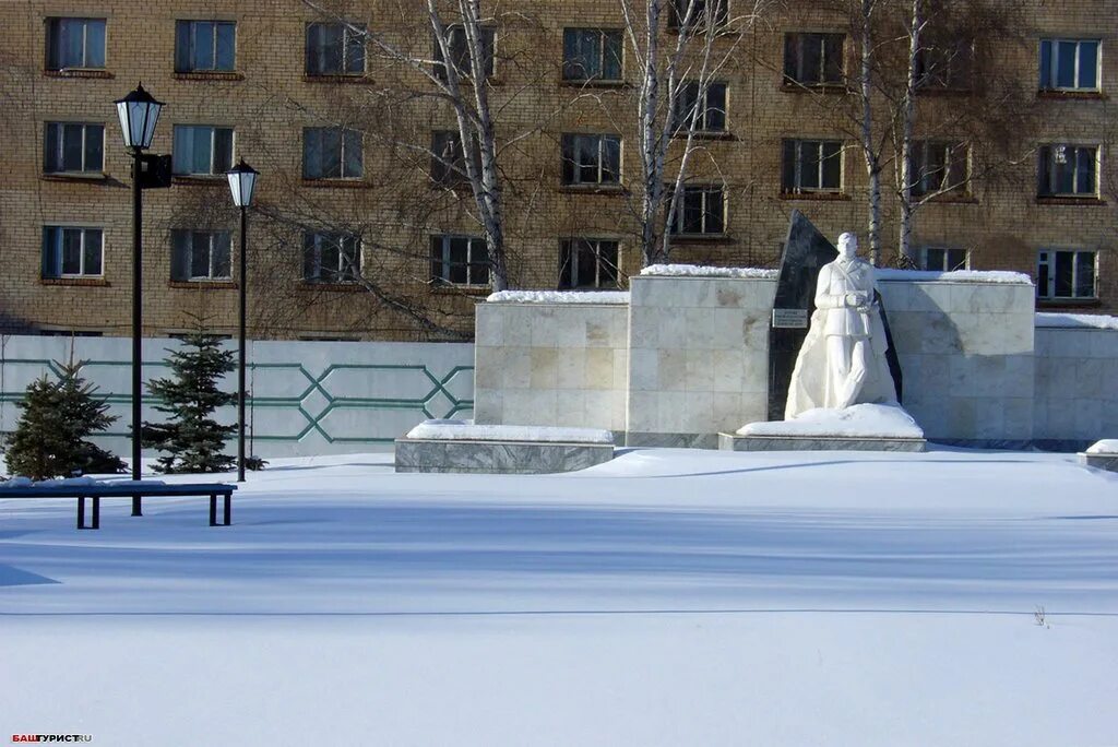 Сайт г ишимбая. Памятники города Ишимбай. Памятник Ишимбай Башкортостан. Набережная Ишимбай. Набережная города Ишимбай.