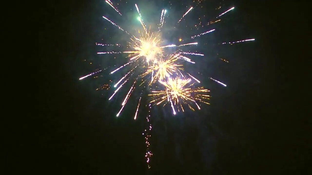 Залп фейерверка видео. C098 генеральский салют. салют генеральский 120 залпов. салют генеральский 232 залпа. oc6950 салют.