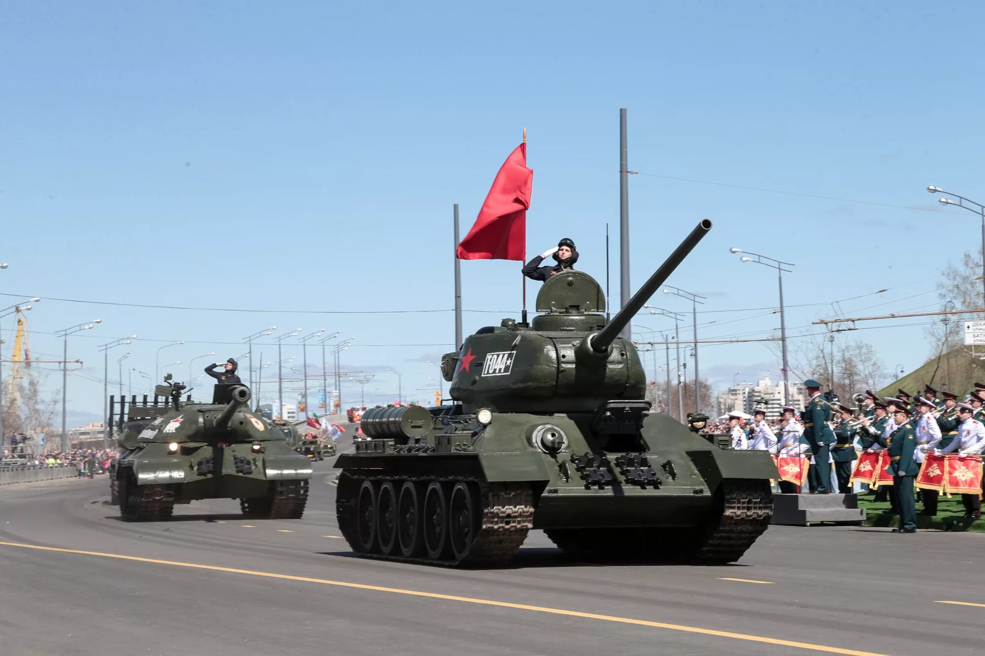 Т 34 победы. Танк т-34 на параде. Танк т34 танк Победы. Т-34 на параде Победы. Катюша и танк т34.