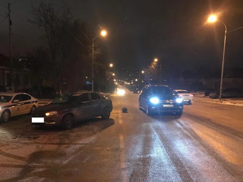 Новости 12. 8 24. Здание горит. 8 24. Автомобиль на трассе.