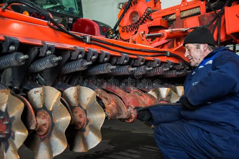 Механик сельскохозяйственного оборудования. Эконива техника john deere. Техническое обслуживание сельскохозяйственной техники. Инженер-механик сельского хозяйства. Инженер сельскохозяйственной техники.