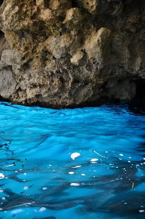 Вода на греческом. Корфу Палеокастрица гроты. Голубой грот (капри). Голубой грот Италия. Синяя вода греческой пещеры.