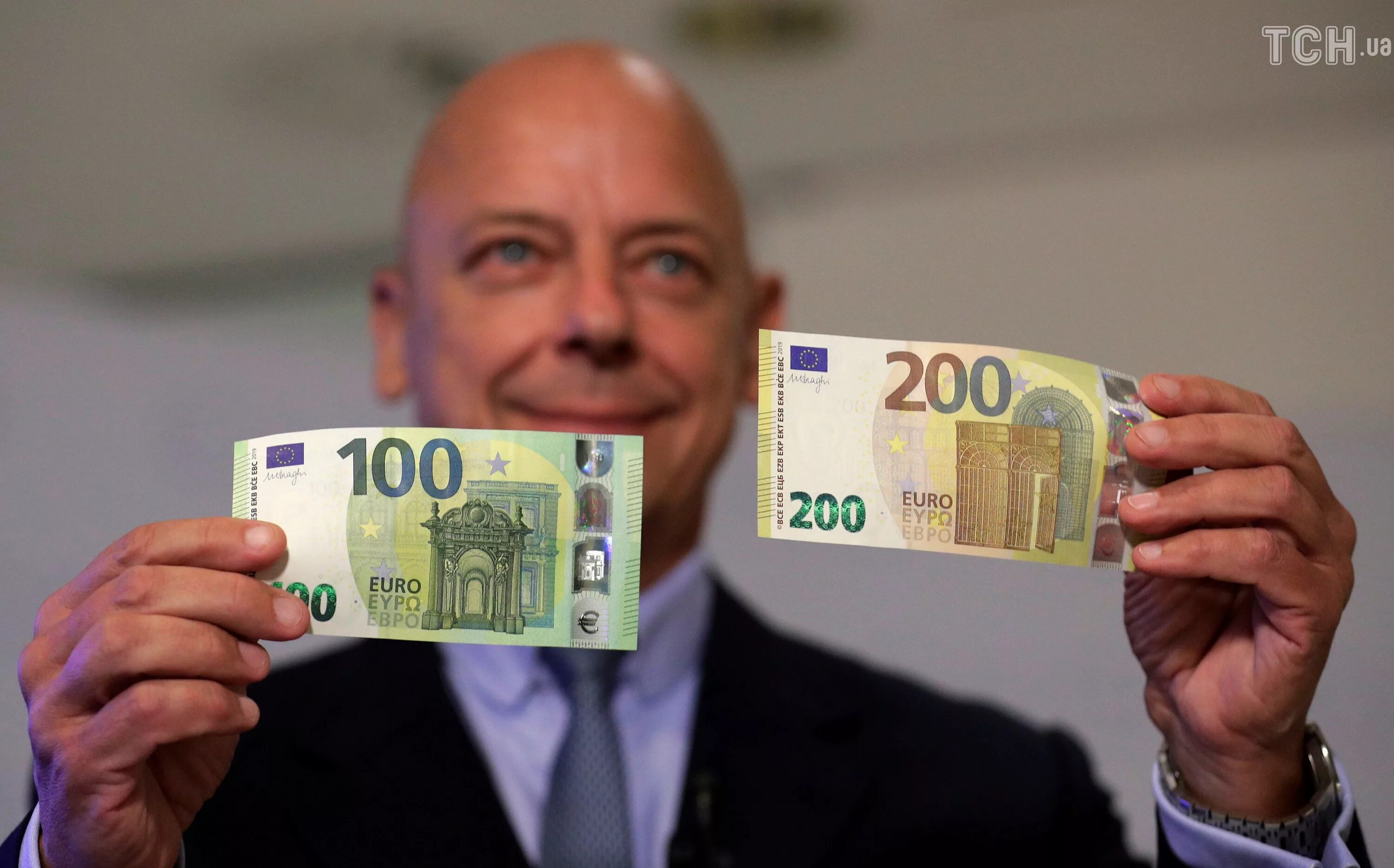 Евро банкноты номинал 200. Новая купюра 100 евро. Купюра 200 евро. Новый евро банкноты 100 и 200. 200 купюра фото