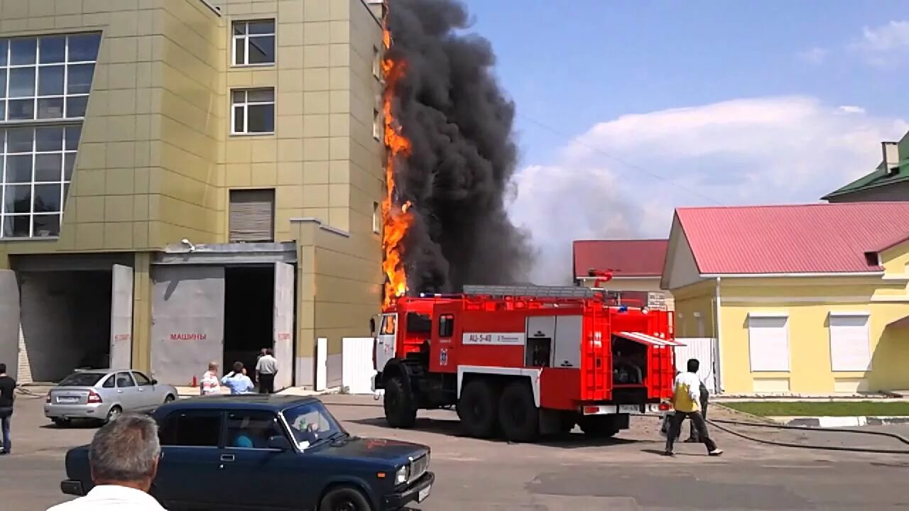 Горит утеплитель дома. ТЦ корона Лиски. Лиски пожар. Пожар в Лисках. Пожар в г. Лиски.