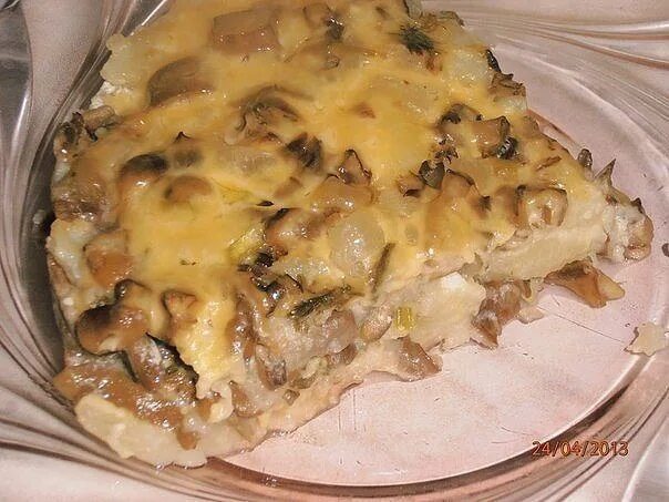 Фарш с грибами в мультиварке. Запеканка с шампиньонами и картофелем. запеканка с фаршем и шампиньонами. картошка с фаршем в духовке под сыром с шампиньонами. запеканка с картофелем и белыми грибами.