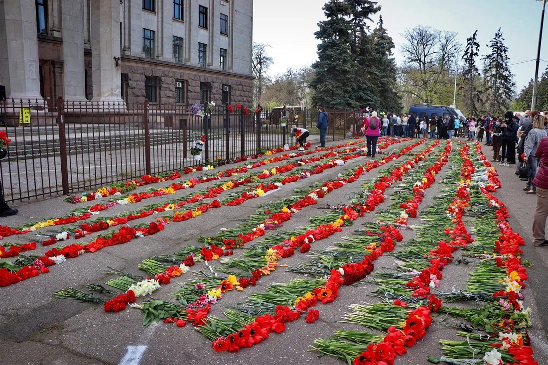 2 мая видео. Одесса куликово поле дом профсоюзов. одесса дом профсоюзов 2 мая 2014. дом профсоюзов в одессе 2025. куликово поле одесса 2 мая.