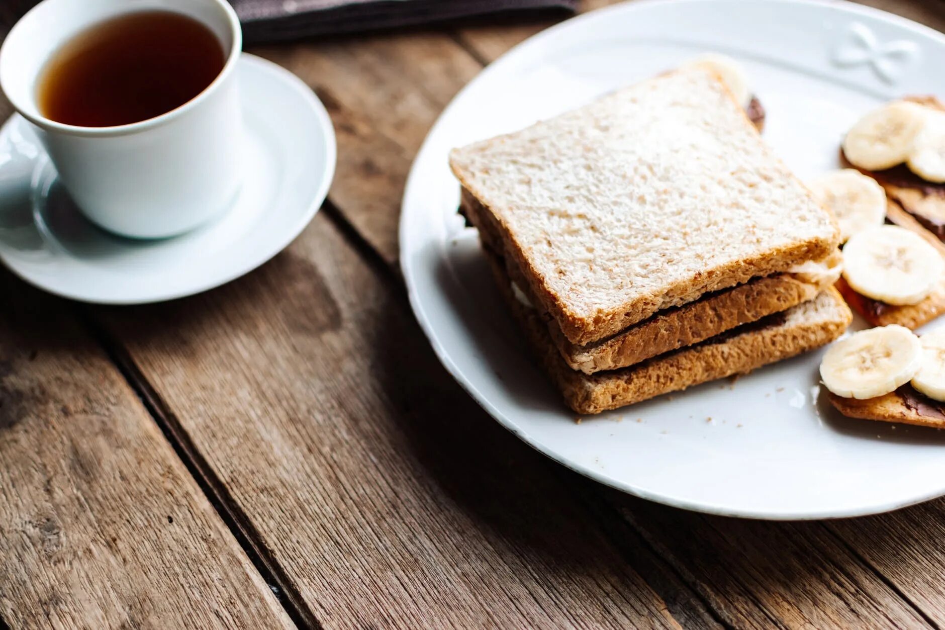 Тосты на тарелке. Кофе с тостом на завтрак. Toast Bread. Завтрак молочник сыр хлеб. Some toast