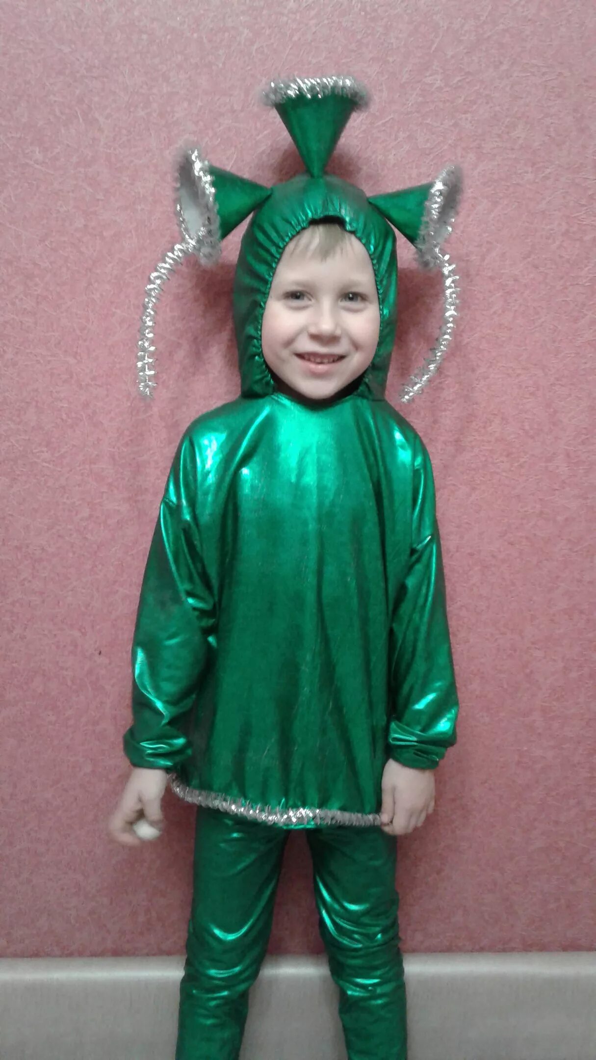 Костюм инопланетянина для девочки своими руками. Костюм инопланетянина. Инопланетянин костюм для детей. Новогодний костюм инопланетянина для мальчика. Костюм инопланетянина для девочки.