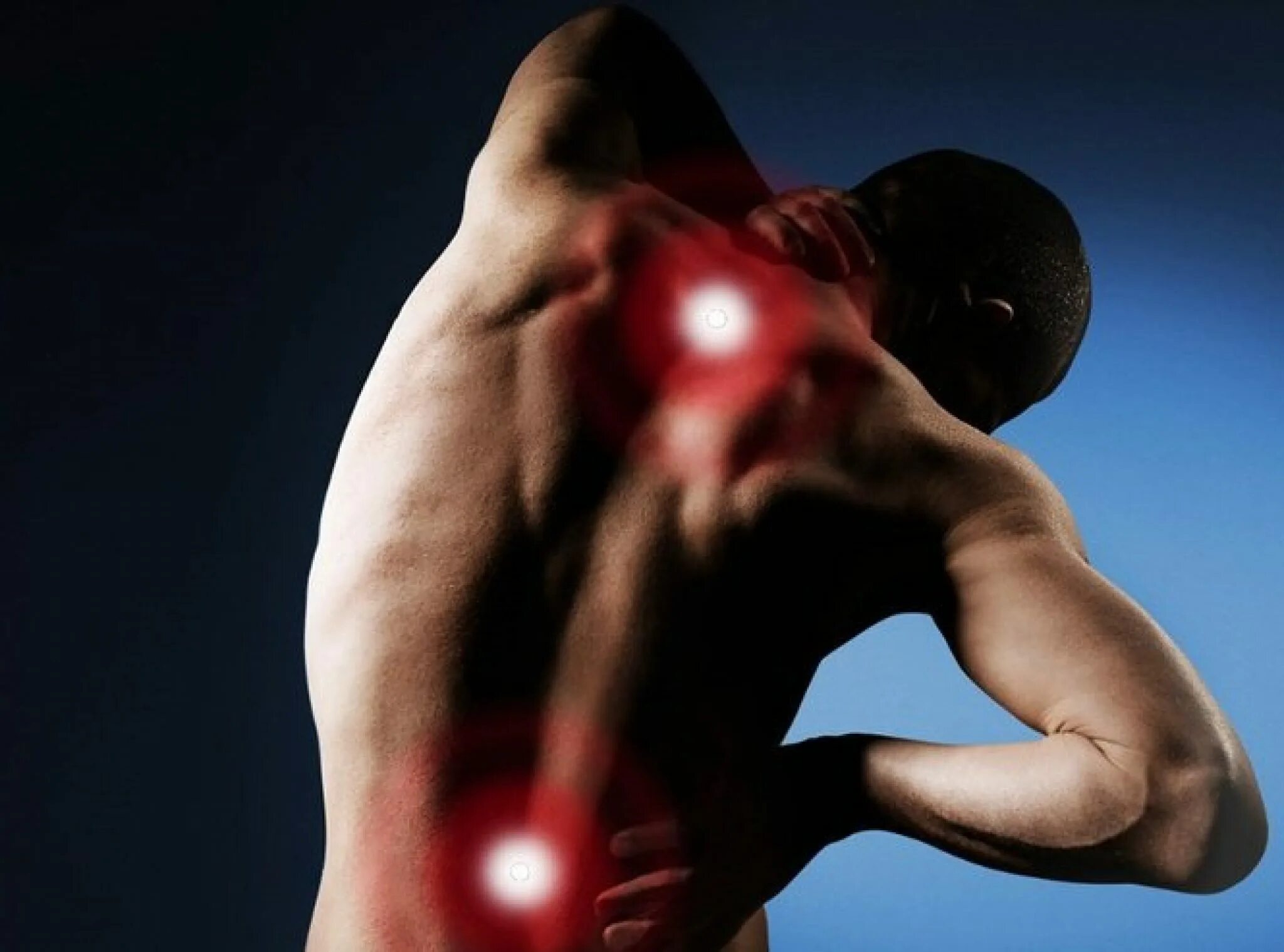 Мужчина со спины. Напряжение мышц руки. Напряжение мышц картинки. Болит спина. Бицепс.