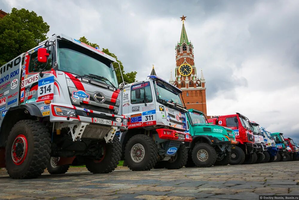 Старт ралли Москва. КАМАЗ ралли на фоне Кремля. Автоспорт в Татарстане. КАМАЗ ралли фото на фоне Кремля.