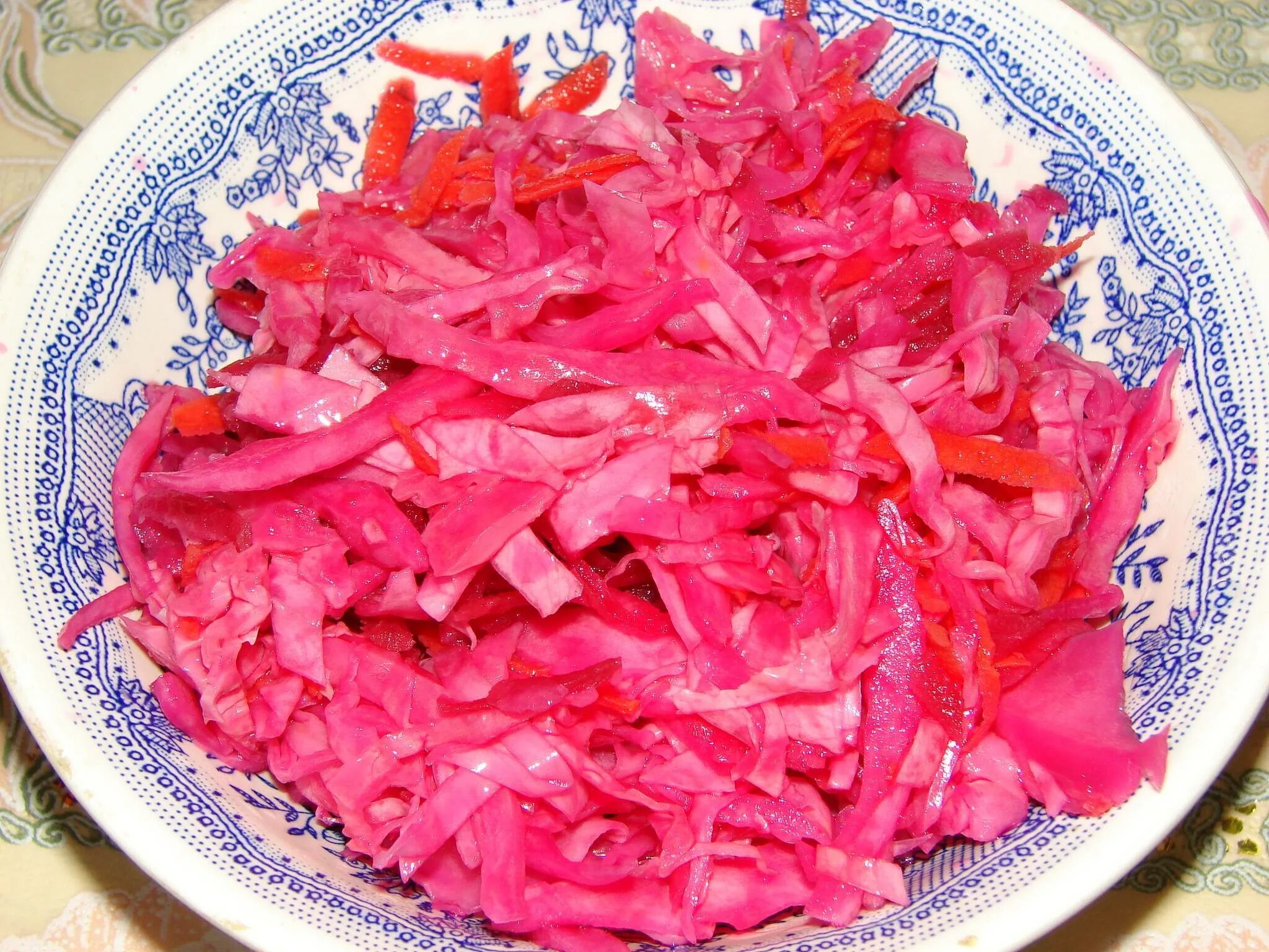 Капуста со свеклой морковью на зиму. Капуста пелюстка со свеклой. квашеная капуста со свеклой. капуста соленая со свеклой. капуста со свёклой быстрого приготовления.
