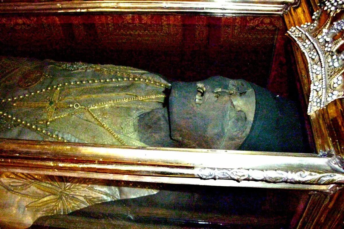 Мощи святого спиридона тримифунтского. Спиридон тримифунтский мощи на корфу. Десница иоанна предтечи. Мощи святого спиридона тримифунтского. Мощи преподобного евфимия великого.
