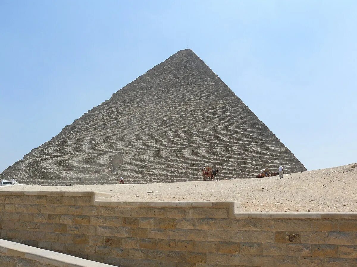 Два исторических факта о пирамиде хеопса. Пирамида Хеопса (Хуфу). Пирамида Хеопса Золотая вершина. Пирамида Хефрена. Пирамида Хефрена Гробница.
