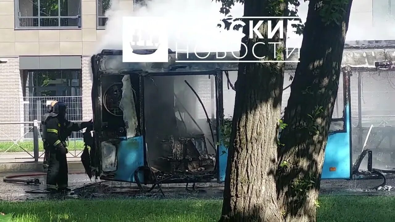 Лазурный автобус упал. Лазурный автобус. лазурный автобус горит. пожар в лазурном автобусе в спб на прошлой неделе. лазурный автобус спб горит.