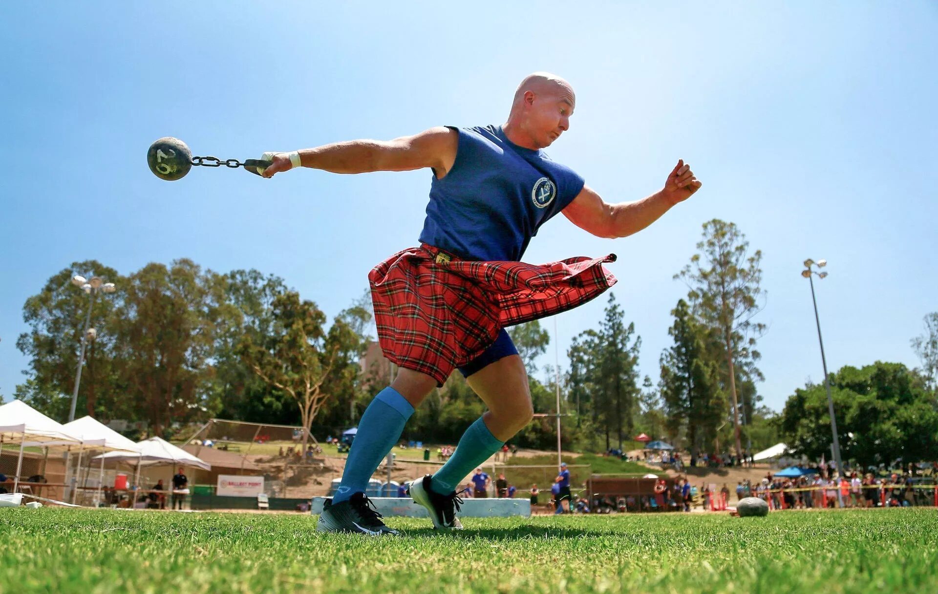 Hammer throw highland games. Метание молота в шотландии. метание бревна. толкание ядра в шотландии. scottish highland games.