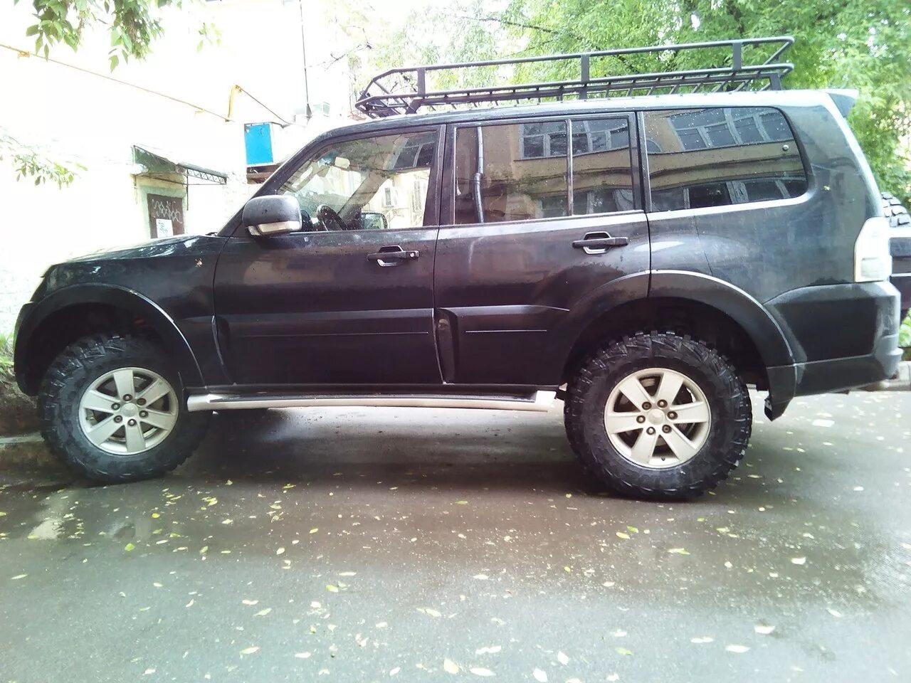 Mitsubishi pajero шины. Mitsubishi Pajero на 33 колесах. Mitsubishi Pajero 4 33 колеса. Мицубиси Паджеро 285/70/17. Паджеро 4 на 33 колесах.