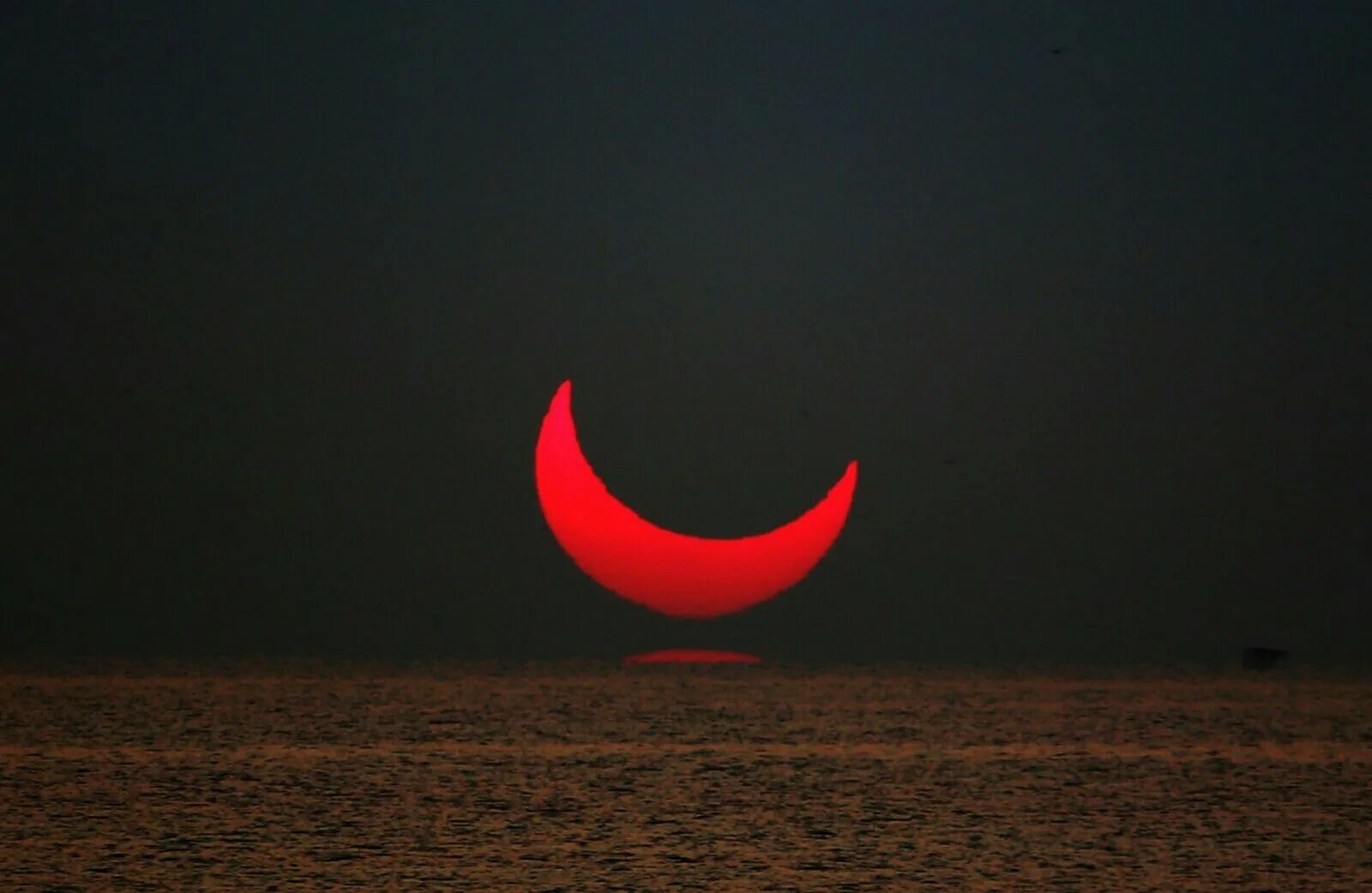 Затмение 2019 Катар. Катар полумесяц. Солнечное затмение. Затмение на закате. Рога луны