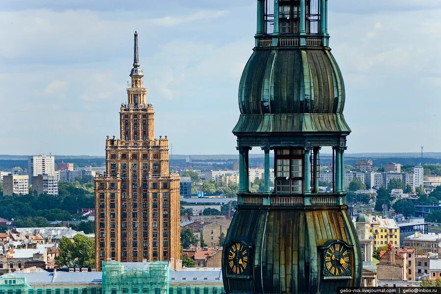 Сталинка в риге. Башня петра. Башня петра. Спасская башня московского кремля 17 век. Башня петра.