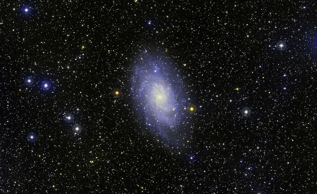 Звезда в созвездии лиры. Звезда Вега в галактике. Галактика m33 Созвездие.