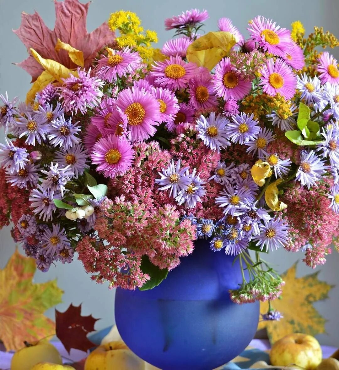Осенний букет с розами. Букет осенних цветов с пожеланиями. Открытки с осенними цветами. Осенний букет астры дубки. Откр.