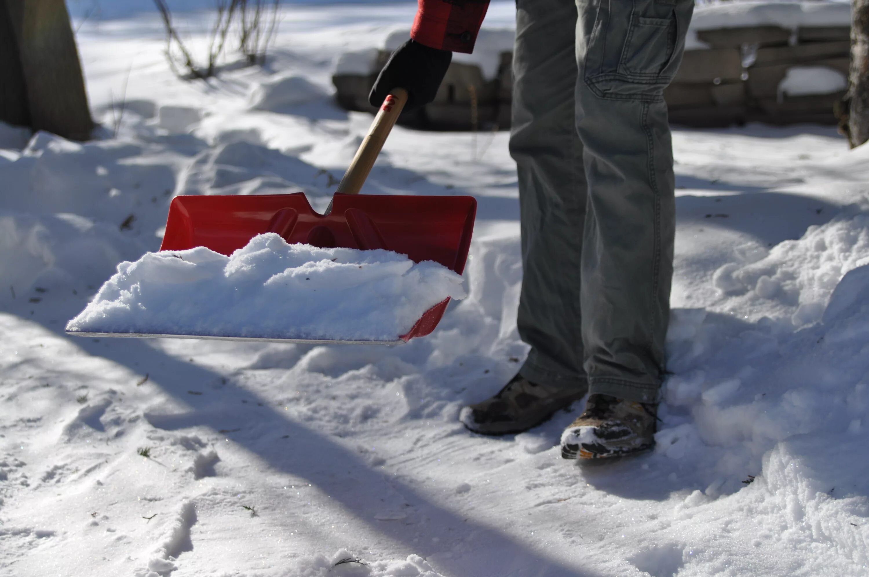 Зимняя очистка снега. Лопата для снега. Уборка снега. Уборщик снега. Чистить снег.