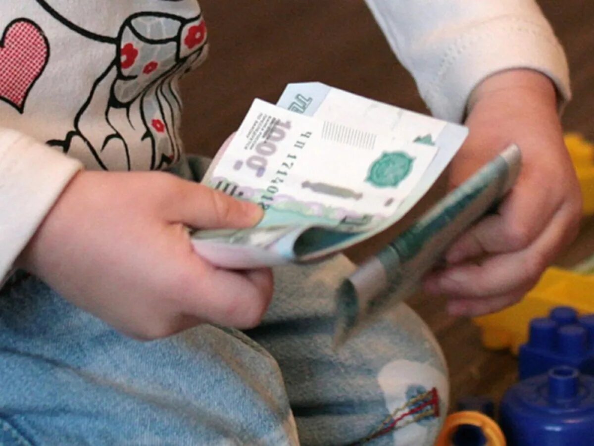 Денежные средства на содержание ребенка. Ребенок с деньгами в руках. пособия ребёнок с деньгами. дениге в руках ребёнка. алименты на ребенка.