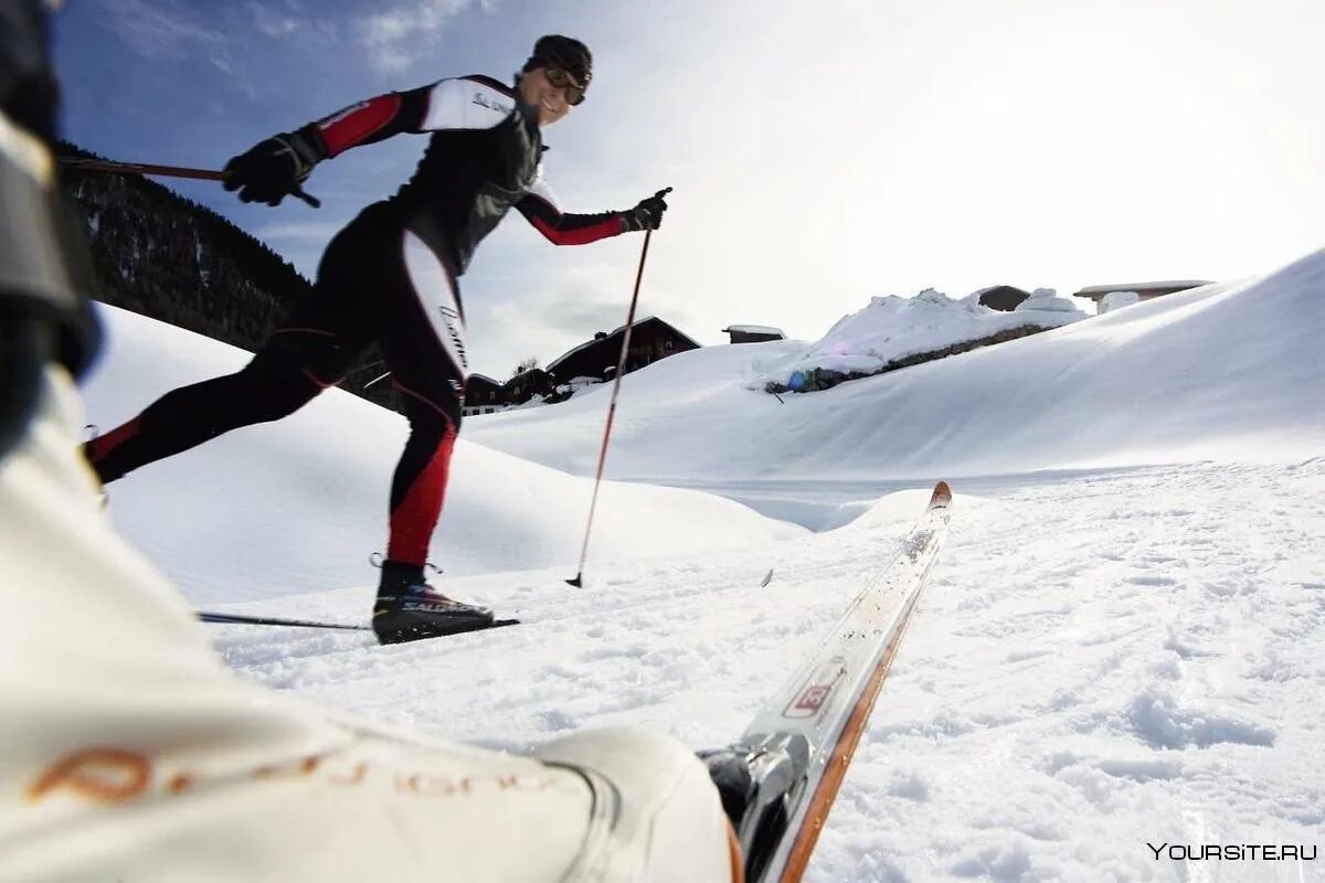 Кросс Кантри лыжи. Лыжные гонки природа. Лыжные гонки природа закат. Замерзший лыжник. От холодного встречного ветра у лыжников замерзли