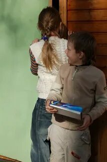 Дочка подсматривает за родителями