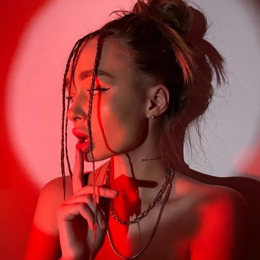 Niura koshkina. Ари и Вероника Кошкина. Вероника Кошкина и Арина. Tik Tok блоггер Вероника Кошкина. Вероника Кошкина и Арина Хиллс