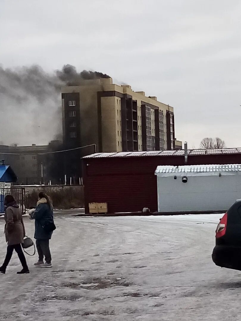 Горит дом в ярославле сегодня. Пожар в ярославле. пожар в ярославле сейчас 1 час назад. ашан сгорел. пожарные ярославль.
