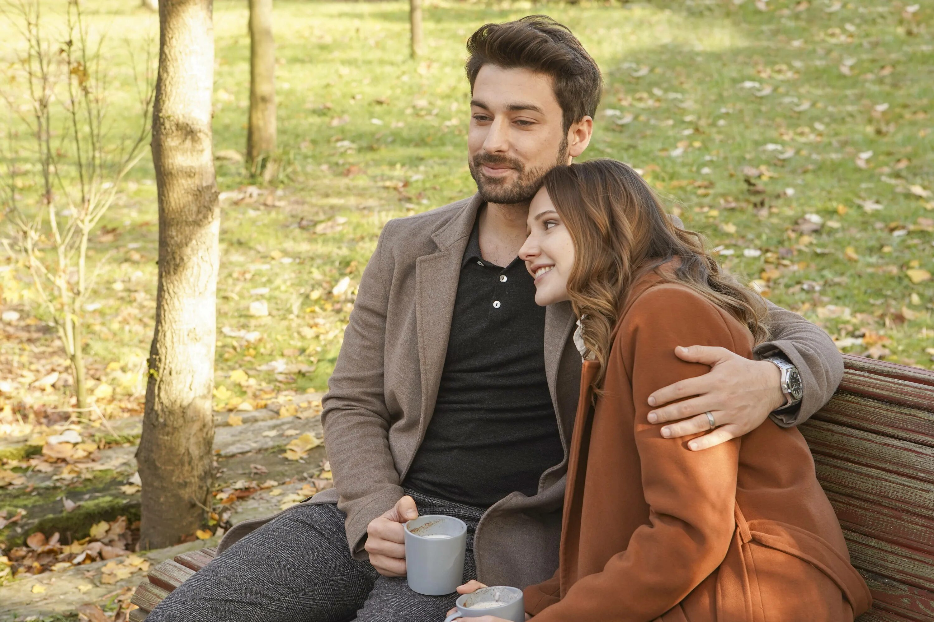 Краткое содержание не отпускай мою руку турецкий. Не отпускай мою руку азра и дженк. Азра и дженк не отпускай мою. Долунай сойсерт. Не отпускай мою руку азра и дженк.