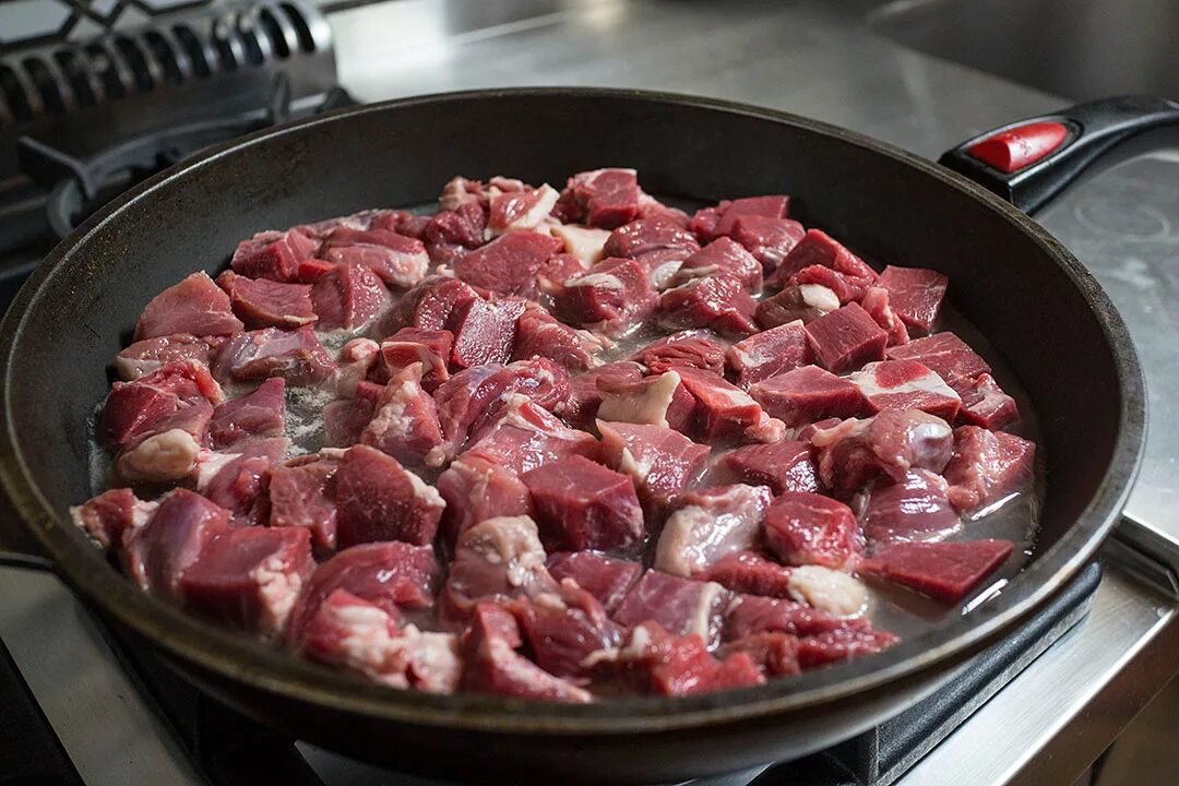 Нежная говядина на сковороде. Тушение мяса. Припускание мяса. Припущенное мясо. Мясо на сковороде.