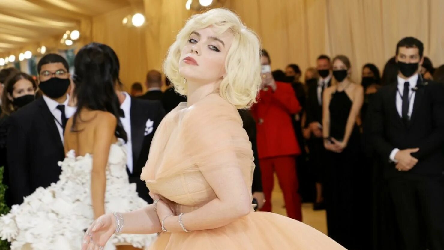 Билли Айлиш Гала. Billie Eilish met Gala. Билли Айлиш в Oscar de la Renta. Мет Гала 2023 Билли Айлиш наряд. Billie eilish oscar