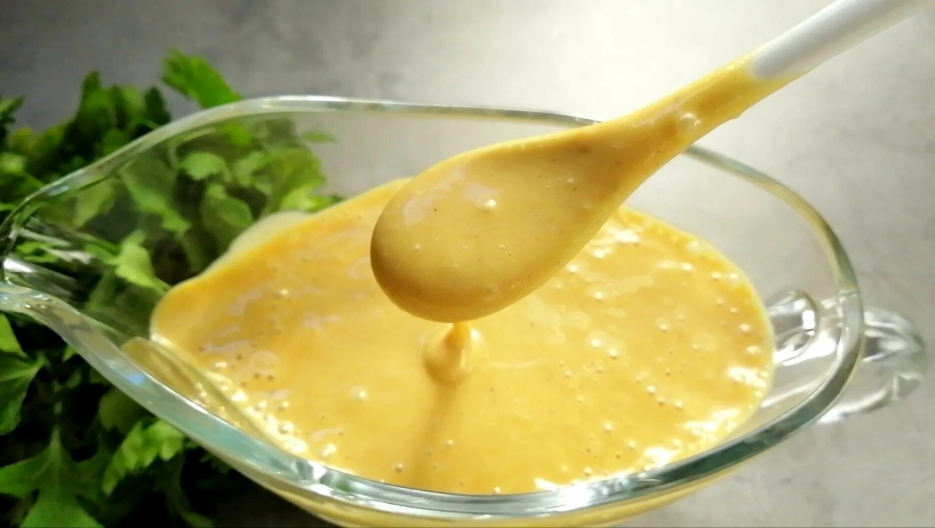 Соус мед горчица масло. Медово-горчичный соус. Соус медовая горчица. Яичный соус с горчицей. Соус горчица с медом.