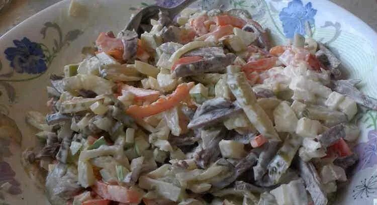 Овощной салат с мясом. Салат пражский с болгарским перцем и говядиной. Салат пражский с болгарским перцем и говядиной. Пражский салат с говядиной болгарским. Пражский салат с говядиной болгарским.