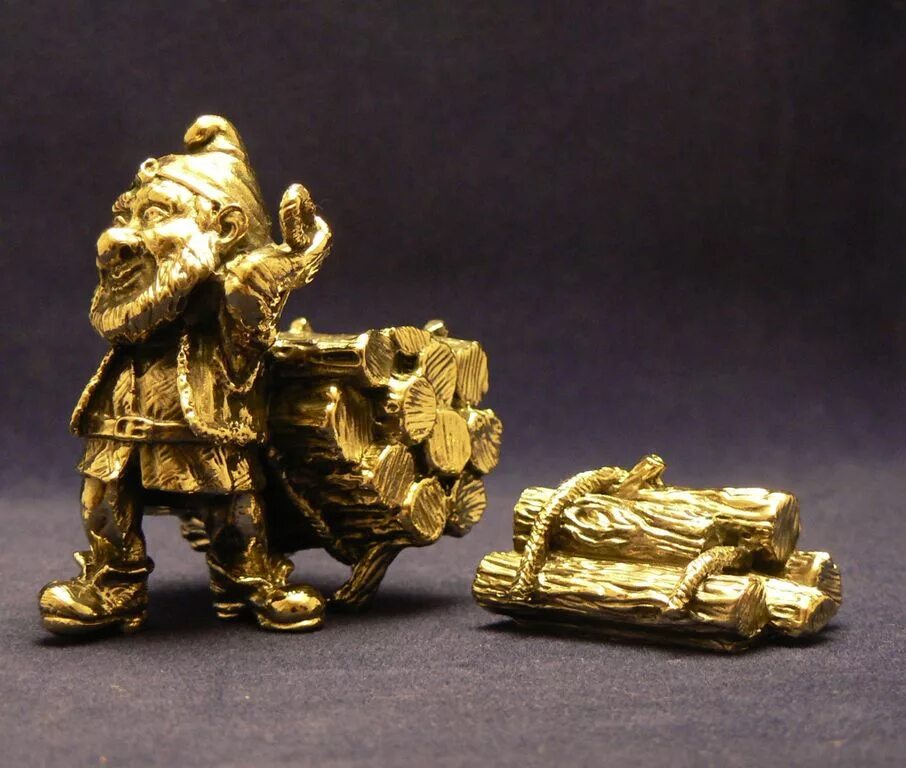 Латунные фигурки. Фигурки из латуни. Антикварные статуэтки солдат. Фигурка конь латунь. Латунный фигура.