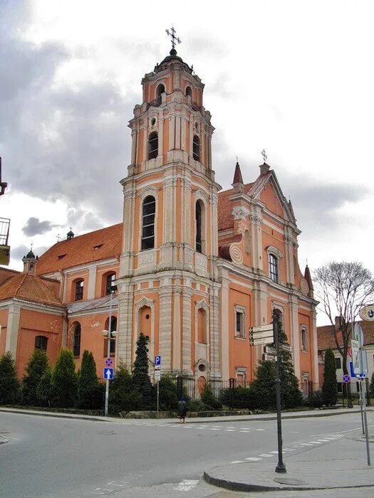 Костел франциска вильнюс. Михаила в вильнюсе. Вильнюс церкви. Вильнюс греко католический храм. Никольская церковь (вильнюс).