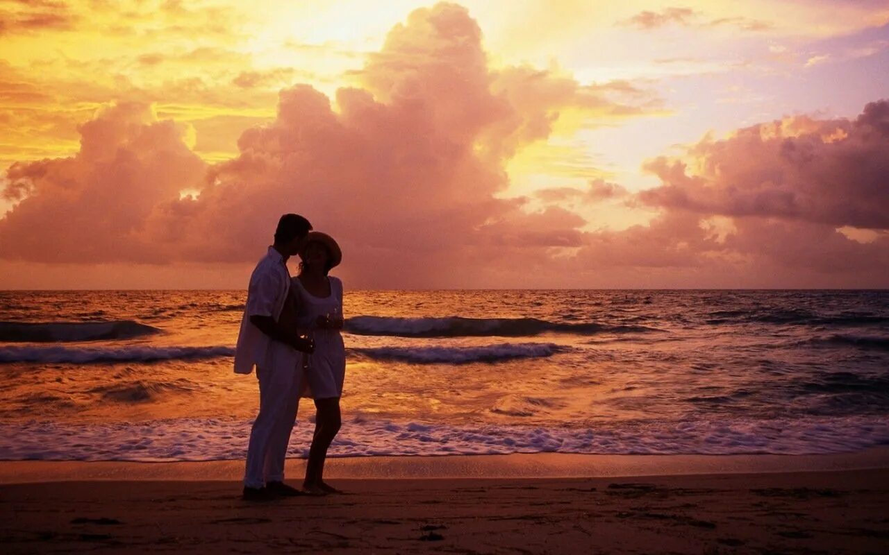 Романтические картинки с надписью мужчине. Влюбленные на берегу моря. Двое на закате у моря. Романтичный закат. Пара на берегу моря.
