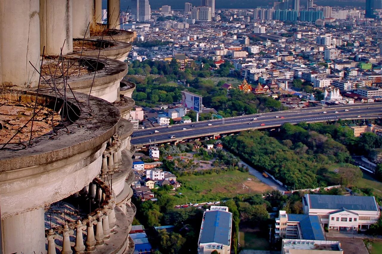 Unique tower. Башня Саторна Таиланд. Sathorn unique Бангкок. Бангкок небоскреб-призрак Sathorn unique. Заброшенное здание Бангкок.