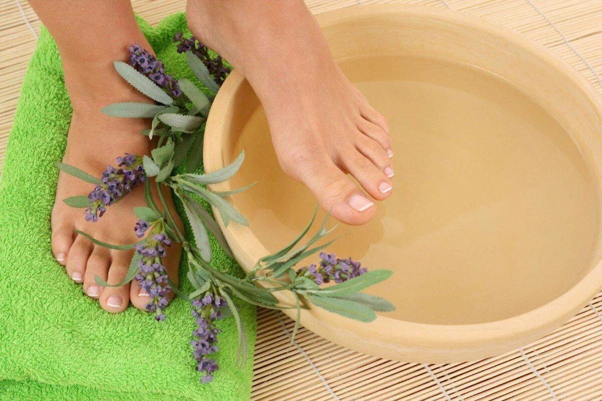 Foot bathing. Травяная ванночка. Ванночка для ног с травами. Ванночка для ног с отваром трав. Настой трав для ванночек.