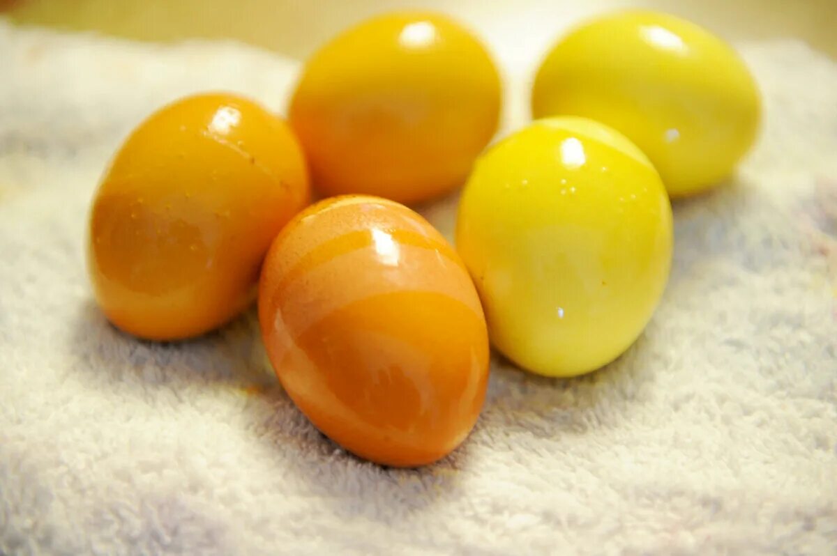 Яйца окрас. Яйца крашеные куркумой. Пасхальные яйца крашеные куркумой. Красим желтые яйца куркумой. Покрасить пасхальные яйца куркумой.