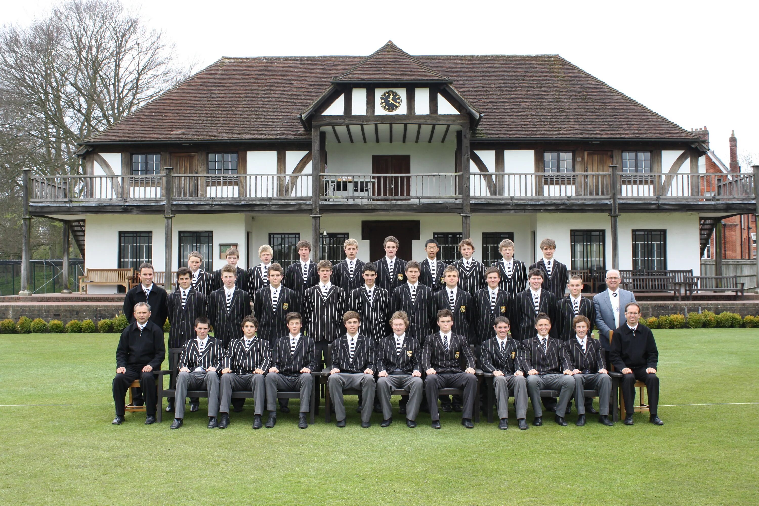 College schools. Винчестерский колледж в Англии. Winchester школа в Англии. Частная школа Winchester College в Британии. Винчестер школа в Англии Школьная форма.