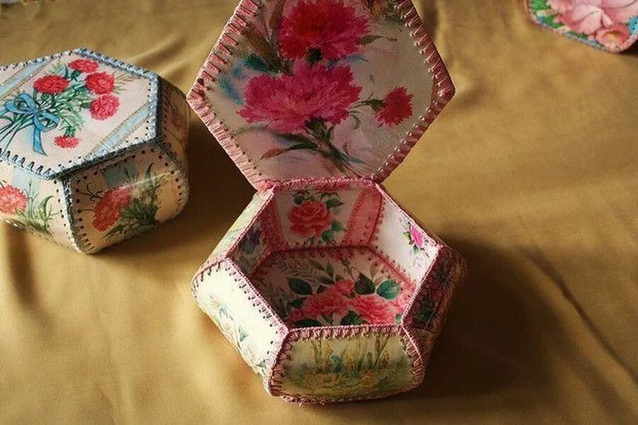 Как сшить шкатулку из открыток. Коробочки из открыток. шкатулка из открыток. сшить шкатулку из открыток. шкатулка из старых открыток.