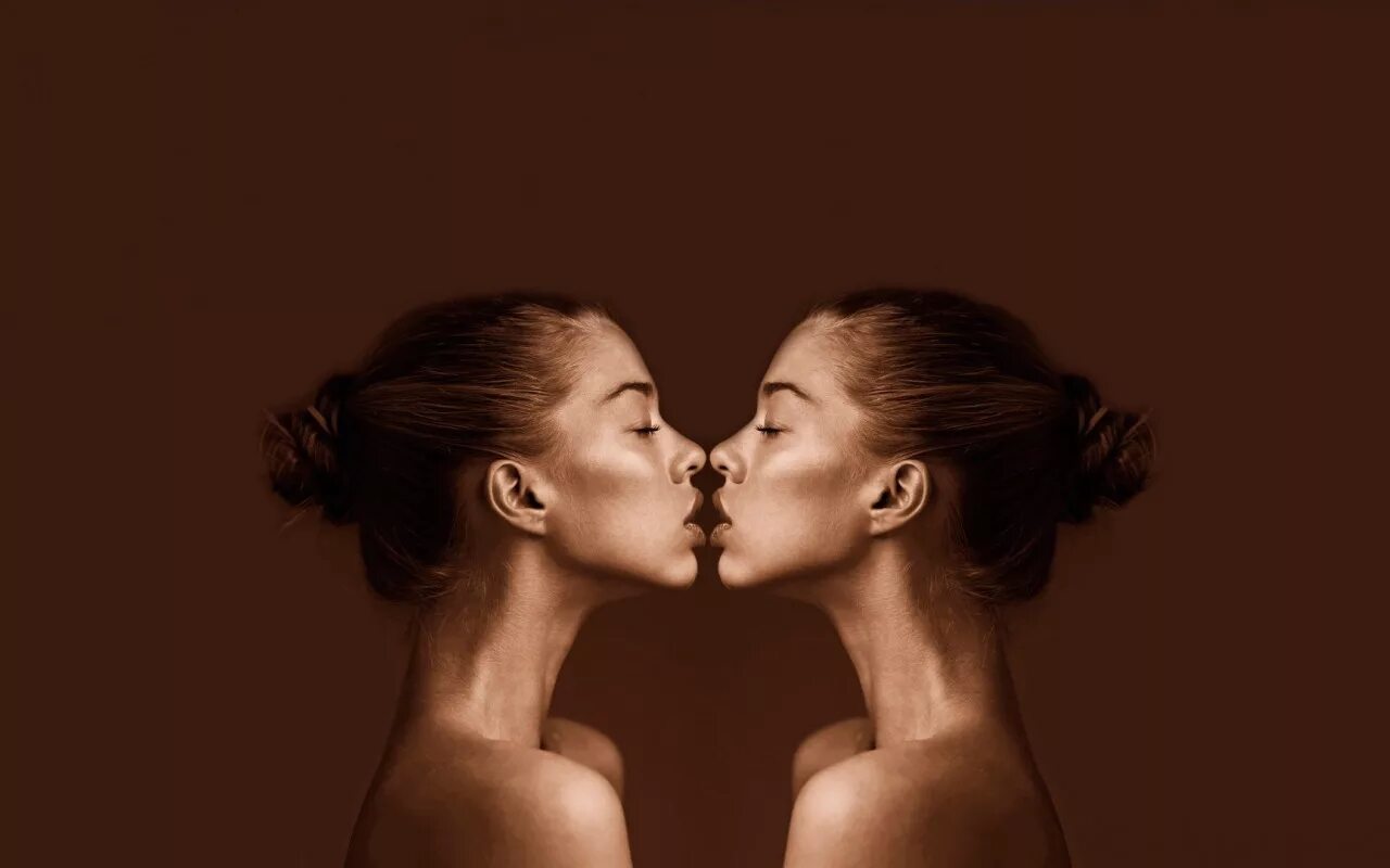 Поцелуй девушек. Две девушки целуются. Две девушки в профиль. Красивый поцелуй девушек.
