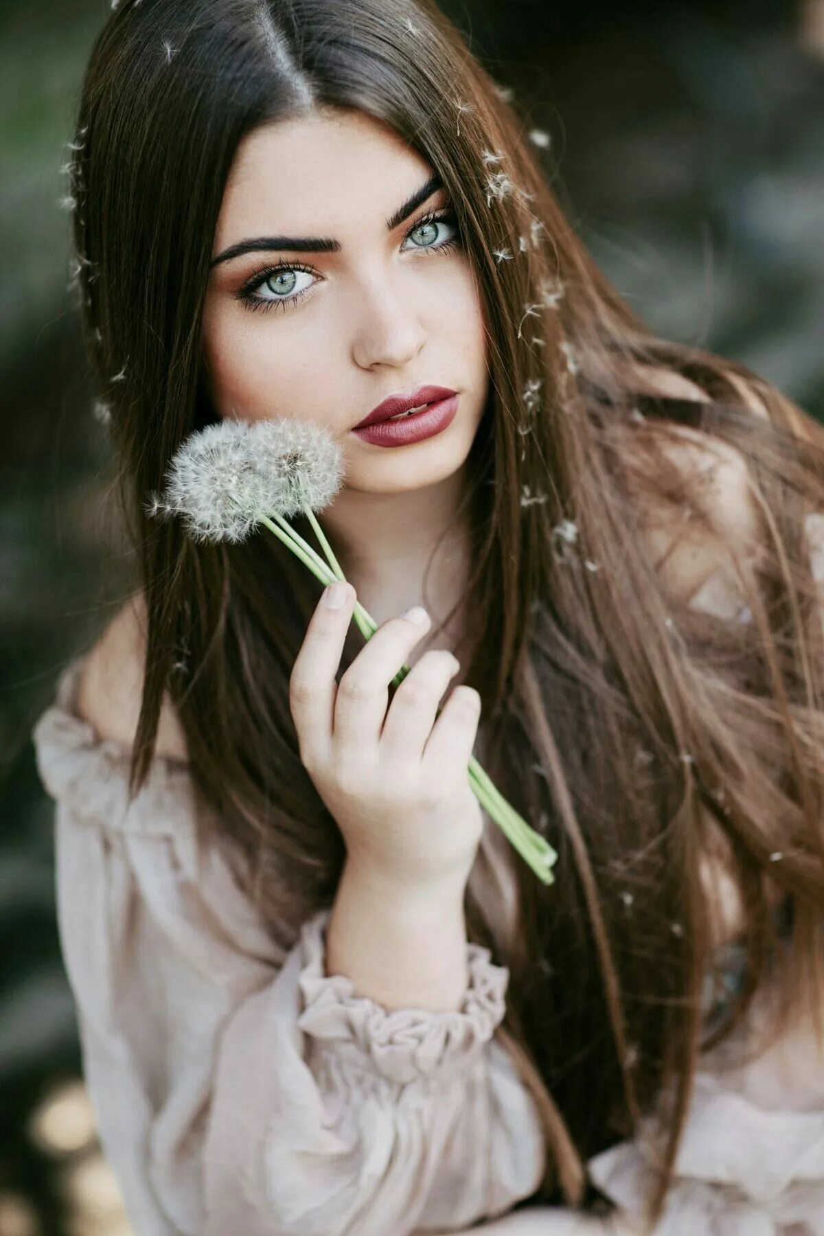 Здоровая и счастливая женщина. Макияж для женщин. Красивая кожа. Full of beauty. Девушка с косметикой.