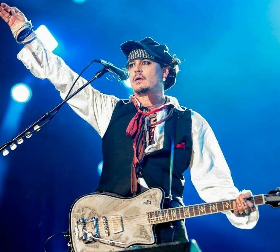 Johnny rocks. Johnny depp hollywood vampires. chapeleiro dj.